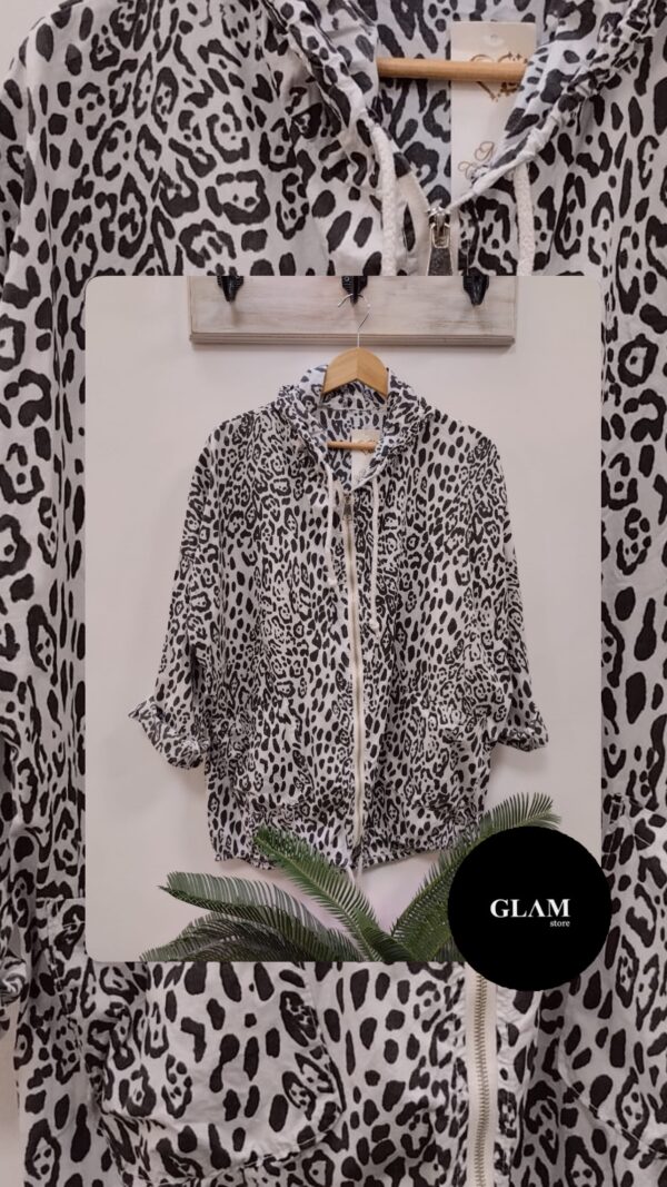 Campera liviana animal print blanca y negra - Image 3