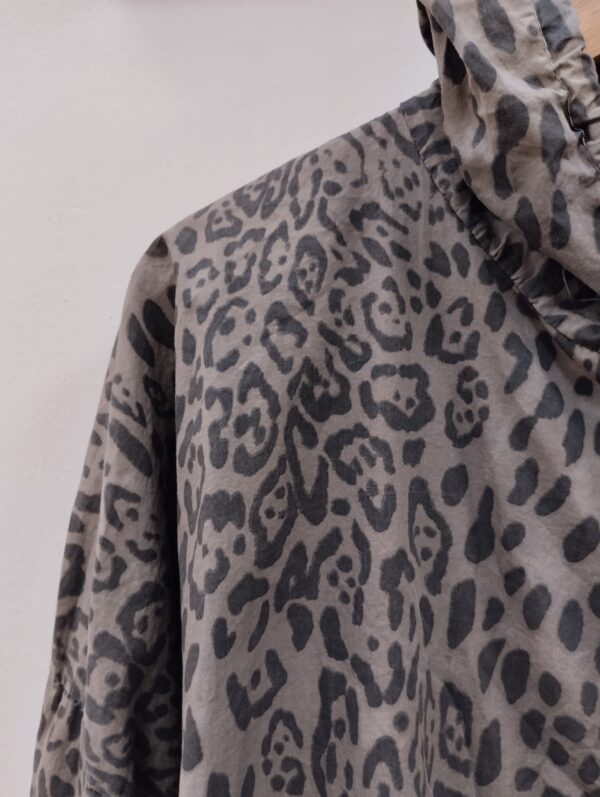 Campera liviana animal print  gris - Image 3