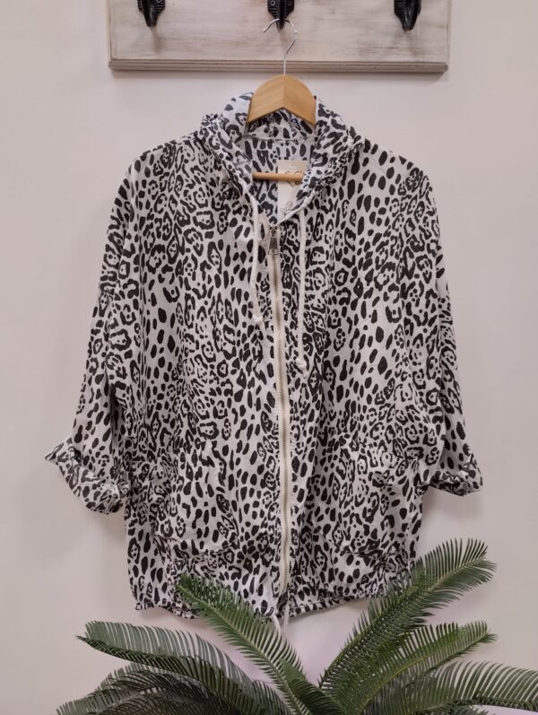 Campera liviana animal print blanca y negra