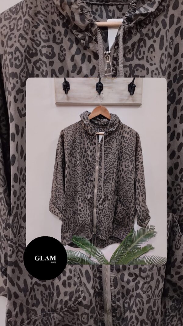 Campera liviana animal print  gris - Image 2