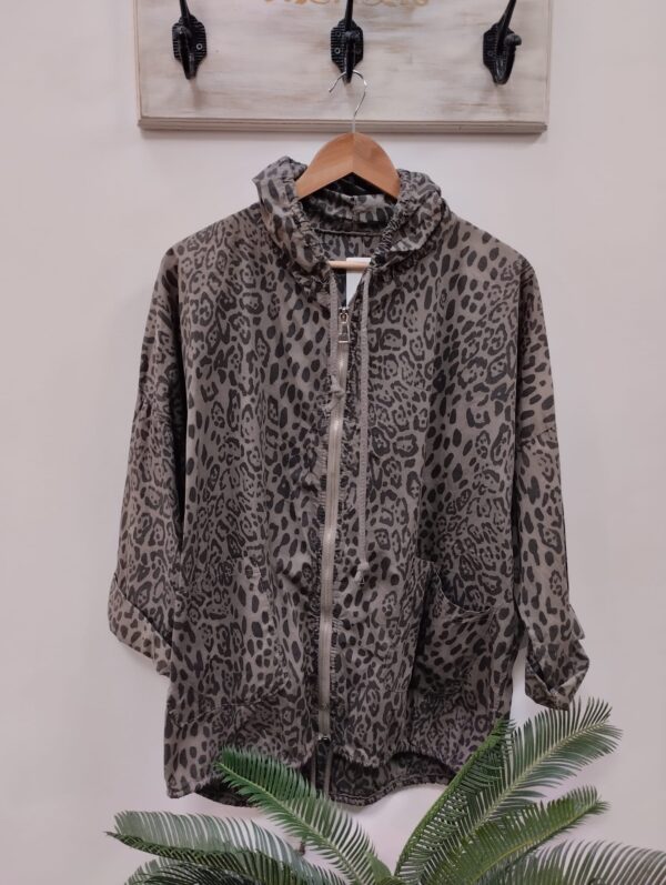 Campera liviana animal print  gris