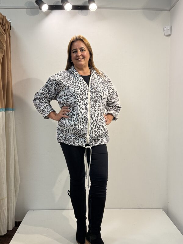 Campera liviana animal print blanca y negra - Image 2