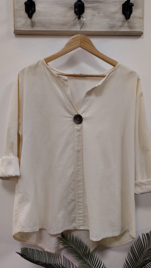 Blusa de pana fina con boton de madera al frente - Image 6