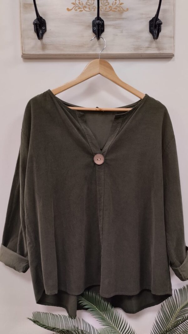 Blusa de pana fina con boton de madera al frente - Image 4