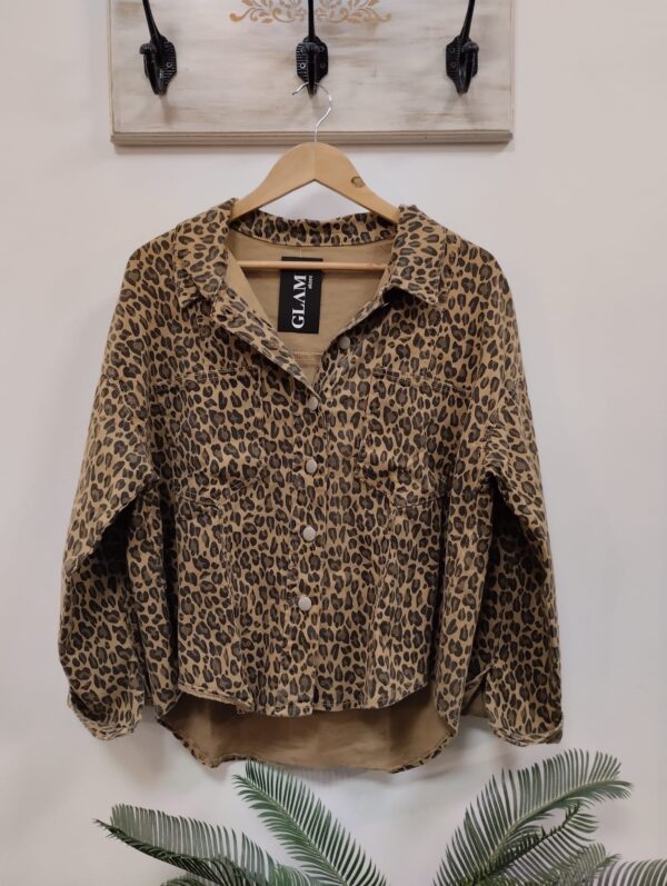 Campera de jean animal print