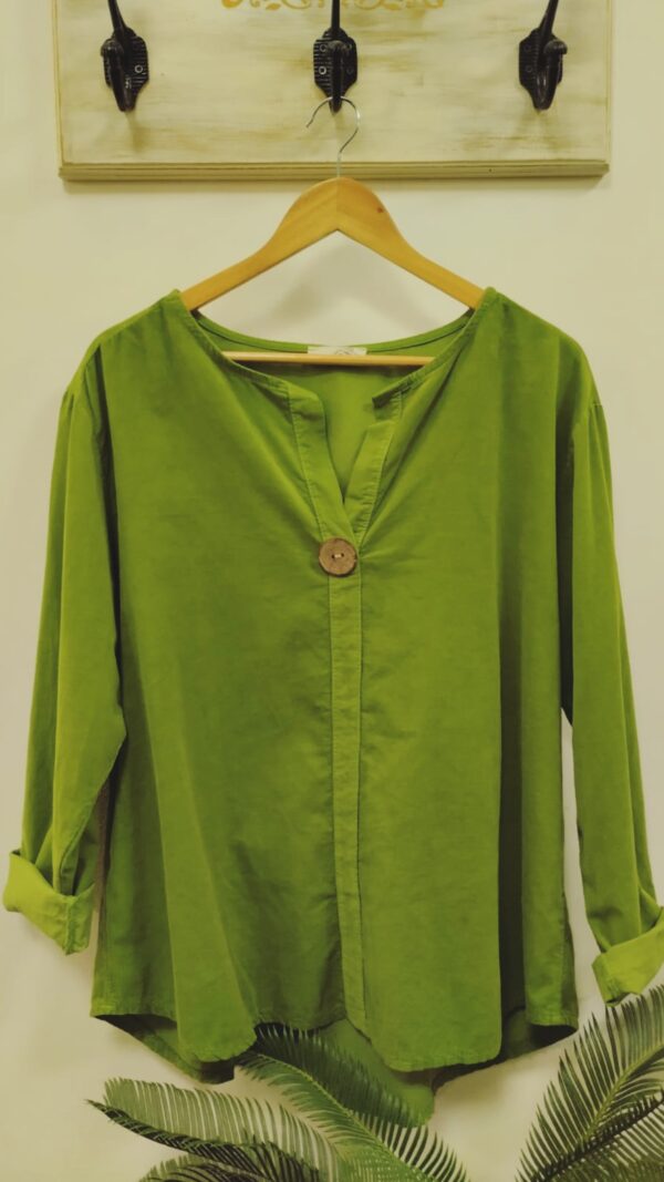 Blusa de pana fina con boton de madera al frente - Image 2