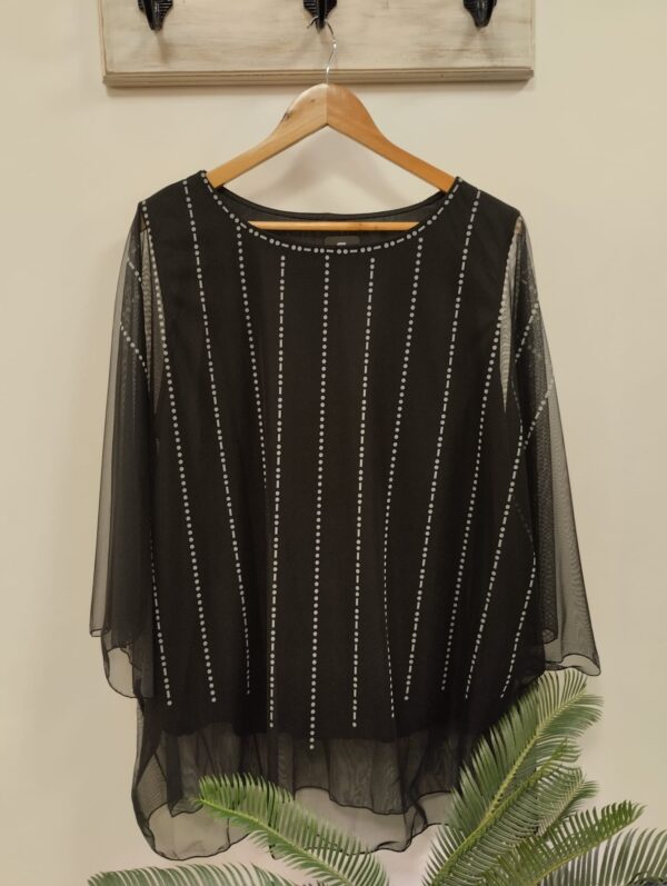 Blusa gasa negra con detalles en blanco y mangas amplias