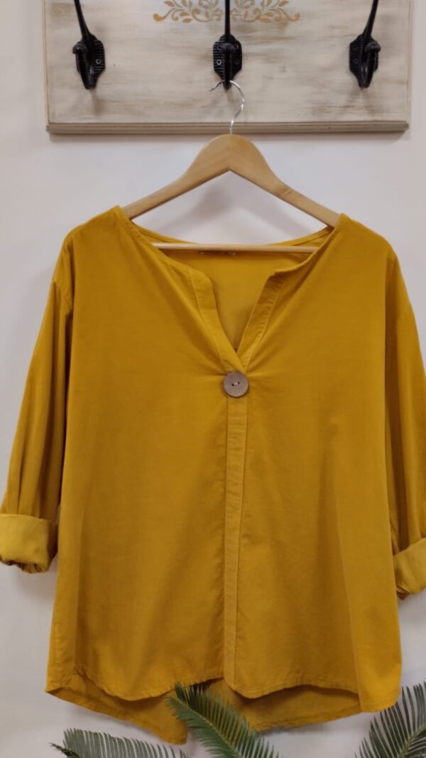 Blusa de pana fina con boton de madera al frente - Image 5