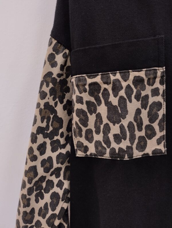 Campera de jean negra con animal print - Image 2