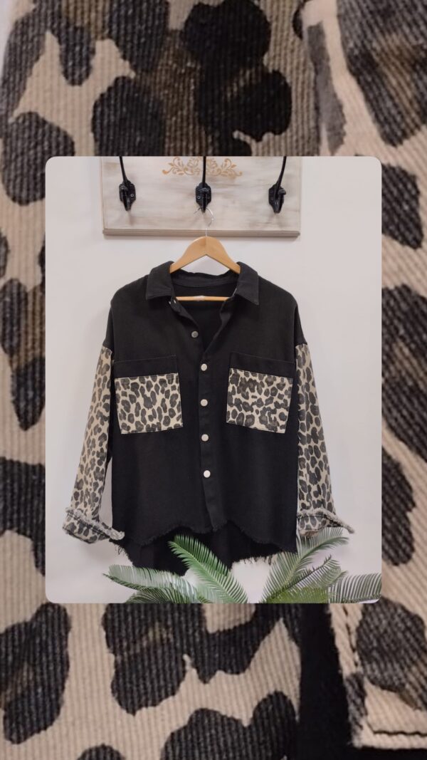 Campera de jean negra con animal print